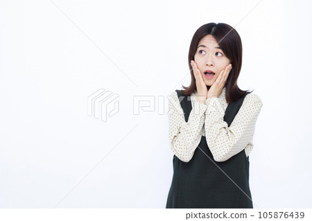 A woman in her thirties who is surprised in front of a white background A woman in her thirties who is surprised in front of a white background 105876439