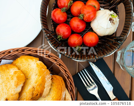 Grilled bread, tomatoes and garlic for Pan con tomate 105876518