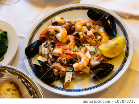 Frittura di mare - plate with various seafood. Italian food 105876733