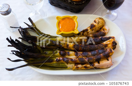 Top view of grilled calcots with romesco sauce Top view of grilled calcots with romesco sauce 105876743