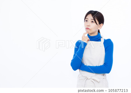 一位三十多歲的家庭主婦在白色背景前憂心忡忡 105877213