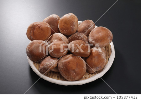 Raw shiitake mushroom Raw shiitake mushroom 105877412