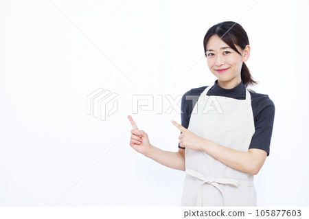 一位三十多歲的家庭主婦在白色背景前舉起食指 105877603