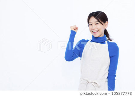 一位三十多歲的家庭主婦在白色背景前擺出勇敢的姿勢 一位三十多歲的家庭主婦在白色背景前擺出勇敢的姿勢 105877778