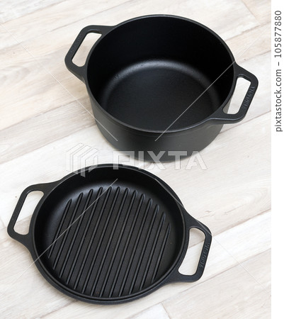 Cast iron pan Cast iron pan 105877880
