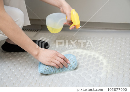 Hand of a female worker cleaning the house to clean the bathroom Hand of a female worker cleaning the house to clean the bathroom 105877990