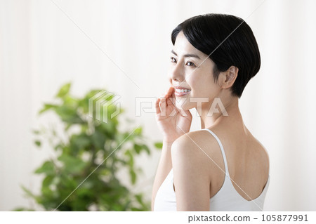 Beauty smiling woman Beauty smiling woman 105877991
