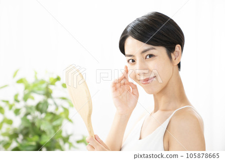 美麗的女人拿著手鏡微笑 美麗的女人拿著手鏡微笑 105878665