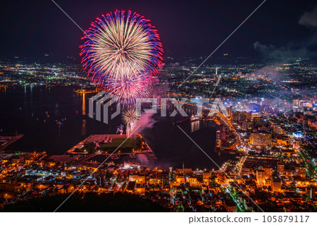 (北海道)函館市和從函館山展望台看到的煙火 (北海道)函館市和從函館山展望台看到的煙火 105879117