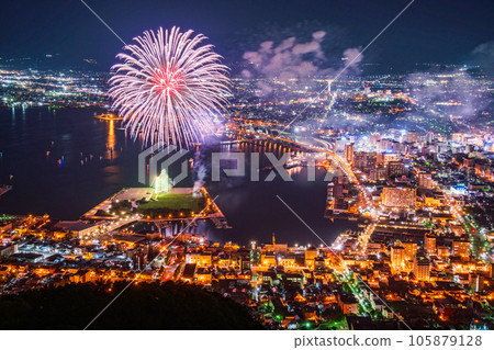 （北海道）函館市和從函館山展望台看到的煙火 105879128