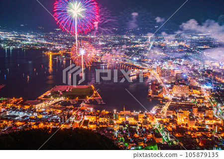 （北海道）函館市和從函館山展望台看到的煙火 105879135