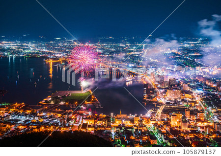 （北海道）函館市和從函館山展望台看到的煙火 105879137