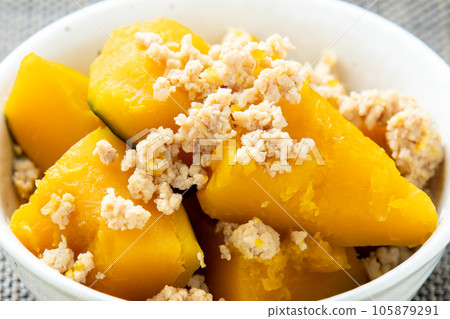 Boiled chicken with pumpkin. 105879291