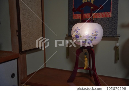 壁龕中展示的盂蘭盆燈籠的圖像 105879296