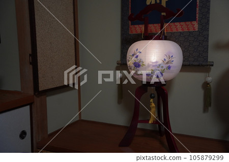 壁龕中展示的盂蘭盆燈籠的圖像 105879299