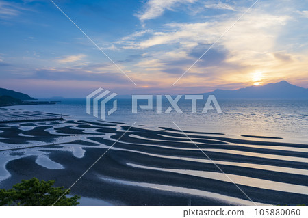 “日本海灘百選”大敷海灘和有明海的日落 “日本海灘百選”大敷海灘和有明海的日落 105880060