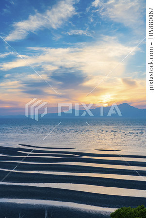 “日本海灘百選”大敷海灘和有明海的日落 105880062