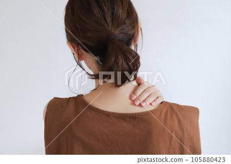 按摩肩膀的女性 按摩肩膀的女性 105880423