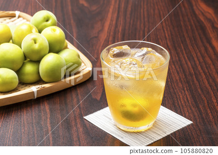 梅酒梅酒李子梅酒配梅果手工果酒梅汁酒精飲料形像素材 105880820