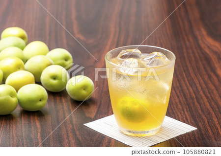 梅酒梅酒李子梅酒配梅果手工果酒梅汁酒精飲料形像素材 105880821