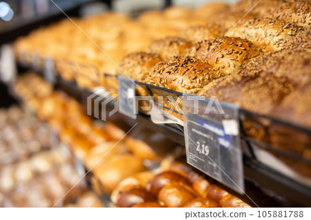 Fresh golden breads on the shelf of the bread section of the supermarket 105881788