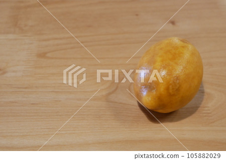 在一張木桌上的檸檬 在一張木桌上的檸檬 105882029