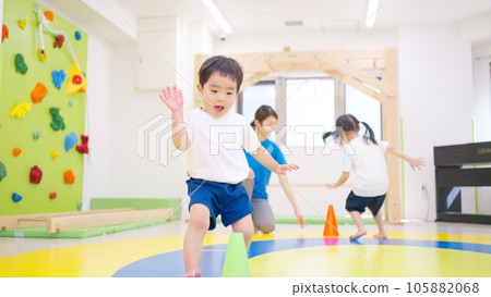 幼兒做穿梭跑 105882068