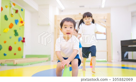 幼兒做穿梭跑 105882069