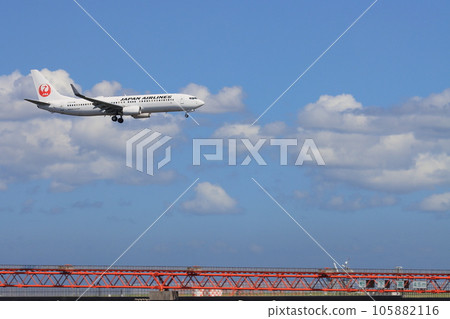 夏季天空背景下的客機著陸 夏季航空旅行 夏季天空背景下的客機著陸 夏季航空旅行 105882116