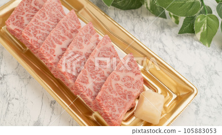 Image of domestic beef short ribs (with beef tallow) on a plastic tray 105883053