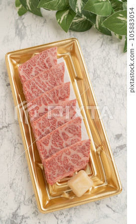 Image of domestic beef short ribs (with beef tallow) on a plastic tray Image of domestic beef short ribs (with beef tallow) on a plastic tray 105883054