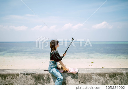 沖繩旅行 一位女士在海灘漫步 105884002