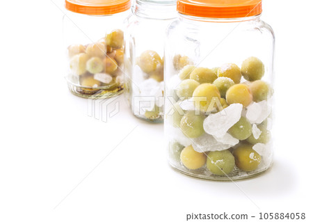 Plums in a bottle, handmade fruit wine, pickling green plums, making plum wine, image material Plums in a bottle, handmade fruit wine, pickling green plums, making plum wine, image material 105884058