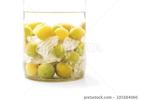 Plums in a bottle, handmade fruit wine, pickling green plums, making plum wine, image material Plums in a bottle, handmade fruit wine, pickling green plums, making plum wine, image material 105884060