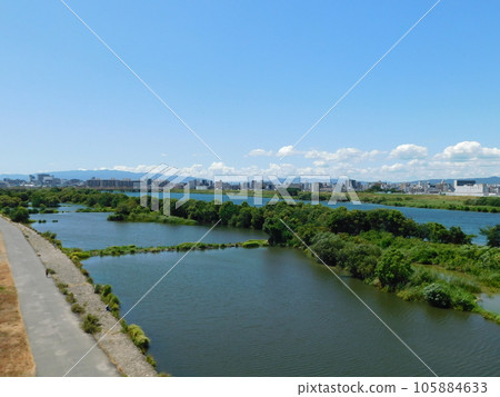 從菅原城北大橋看到淀川下游的景色（2023 年 8 月在大阪拍攝） 105884633