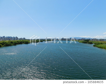A view of the lower Yodo River from the Sugawara Johoku Ohashi Bridge (taken in August 2023 in Osaka) 105884635