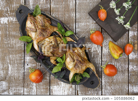 Freshly grilled quail. Fresh vegetables. Food photos. 105886062