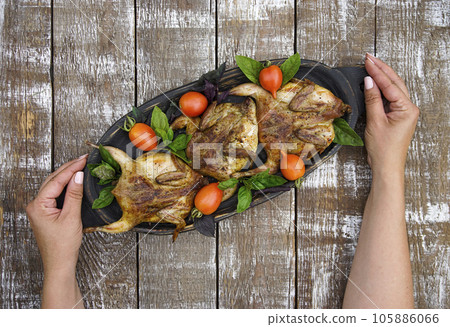 Freshly grilled quail. Fresh vegetables. Food photos. 105886066