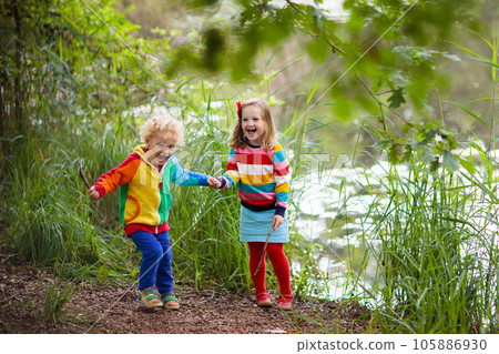 Kids play in autumn park 105886930