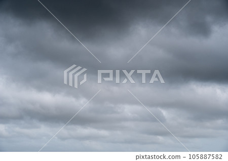 Image material [cloudy sky, dark sky, melancholy] 105887582