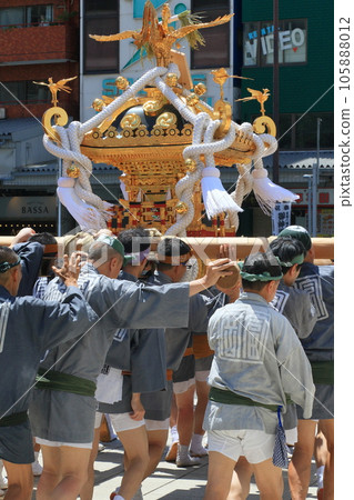 The portable shrine of Tomioka Hachimangu Shrine, Edo's three major festivals, the Mizukake Festival 105888012