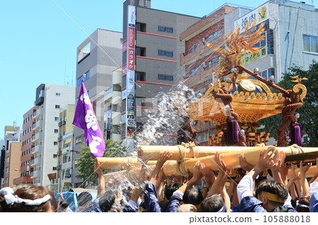 The portable shrine of Tomioka Hachimangu Shrine, Edo's three major festivals, the Mizukake Festival 105888018