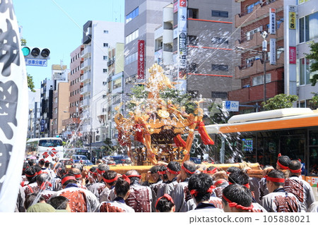 The portable shrine of Tomioka Hachimangu Shrine, Edo's three major festivals, the Mizukake Festival 105888021