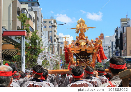 The portable shrine of Tomioka Hachimangu Shrine, Edo's three major festivals, the Mizukake Festival The portable shrine of Tomioka Hachimangu Shrine, Edo's three major festivals, the Mizukake Festival 105888022