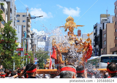 富岡八幡宮的神轎、江戶三大祭、水掛祭 105888024