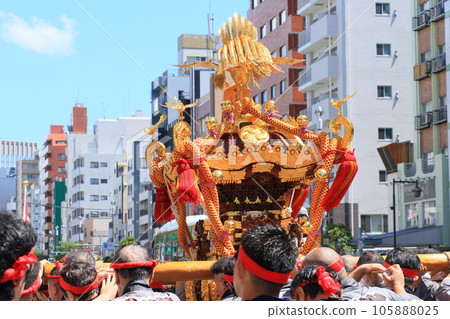 The portable shrine of Tomioka Hachimangu Shrine, Edo's three major festivals, the Mizukake Festival 105888025