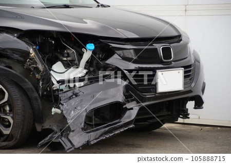 事故車 前部破損的汽車 事故車 前部破損的汽車 105888715