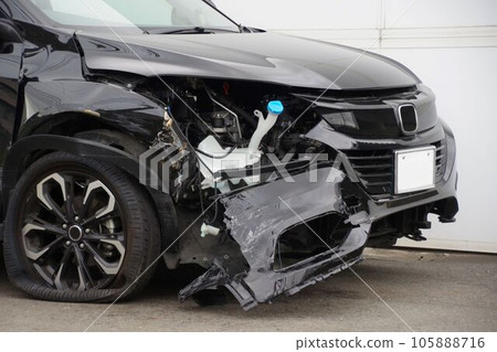 事故車 前部破損的汽車 105888716