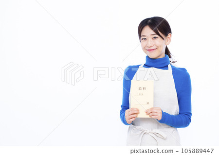 A smiling 30s housewife holding a pay bag in front of a white background 105889447