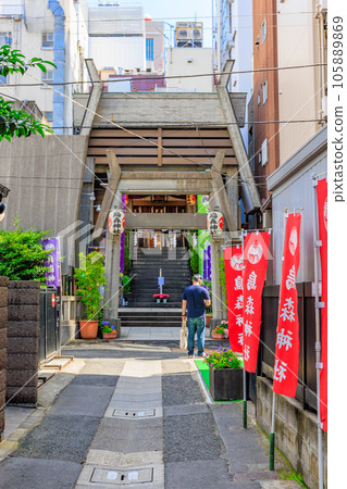 Approach to Karasumori Shrine in Shimbashi, Minato Ward, Tokyo 105889869